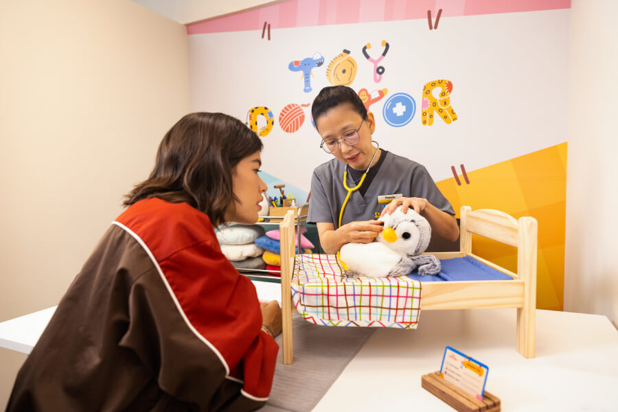 /content/dam/mandai/mandai-wildlife-east/toy-doctor/toy-doctor-play-900x600.jpg