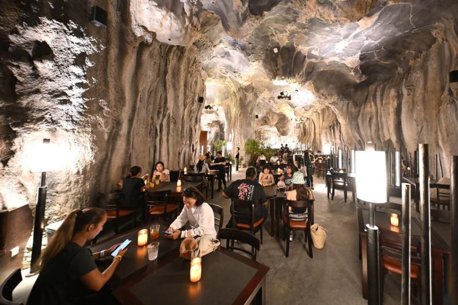 Image of people dining in the Cavern Restaurant