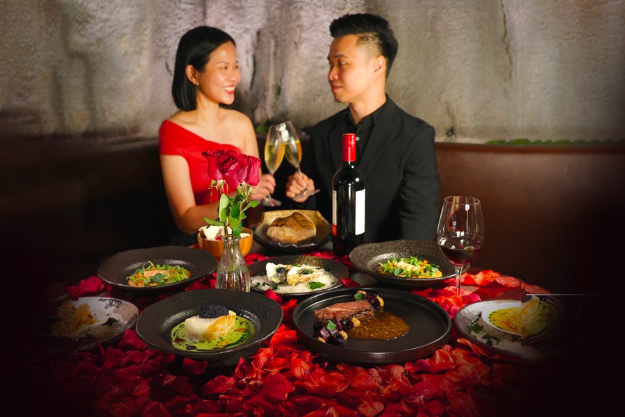 /content/dam/mandai/rainforest-wild-asia/dine/cavern-restaurant-valentines-day-900x600.jpg