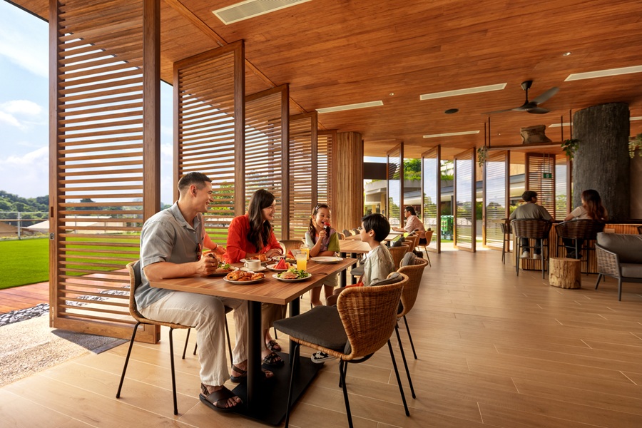 Family dining at Reservoir Retreat